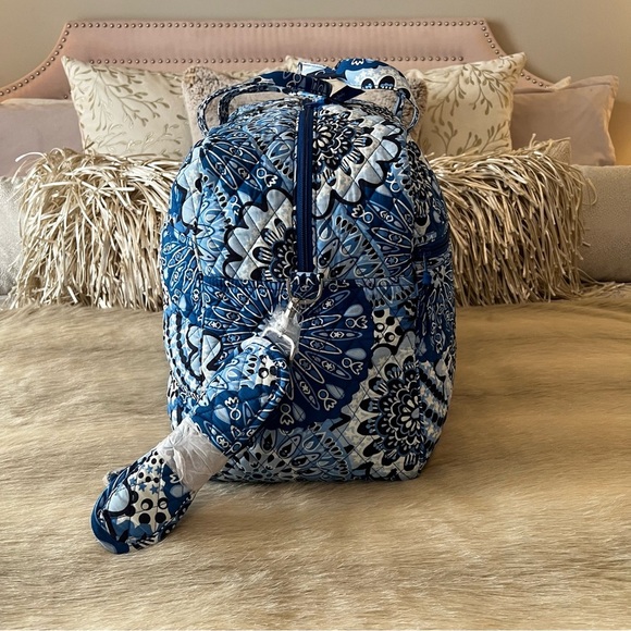 New VERA BRADLEY Blue Star Medallion Iconic Grand Large Weekender Bag Starburst - Picture 6 of 11